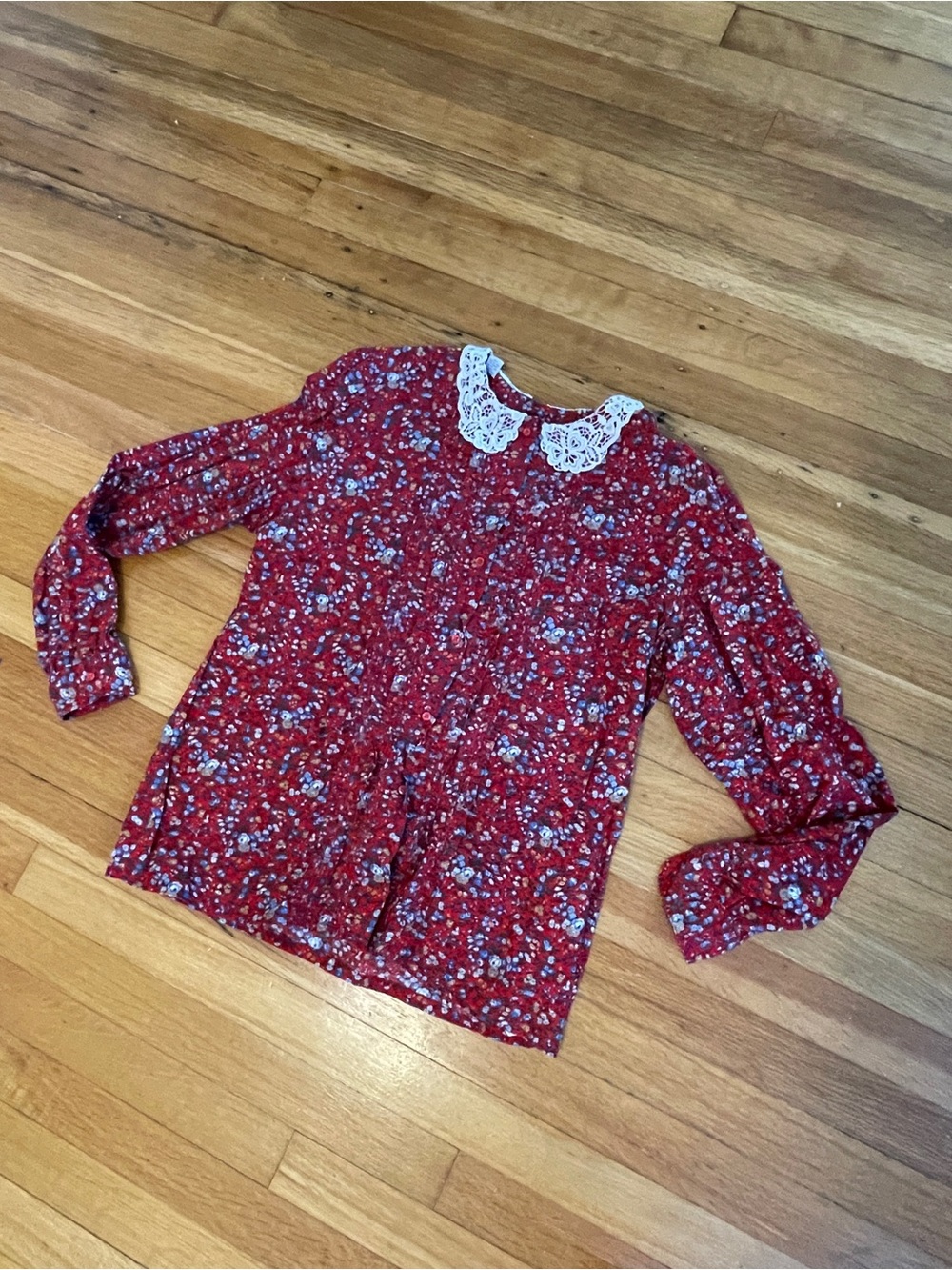 American Vintage Red Floral Button-Down Shirt with White Lace Collar